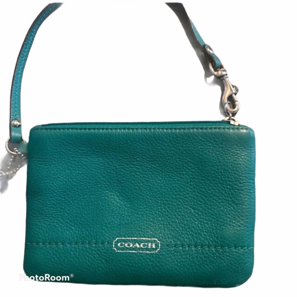 Coach wristlet
*Can not confirm authenticity*